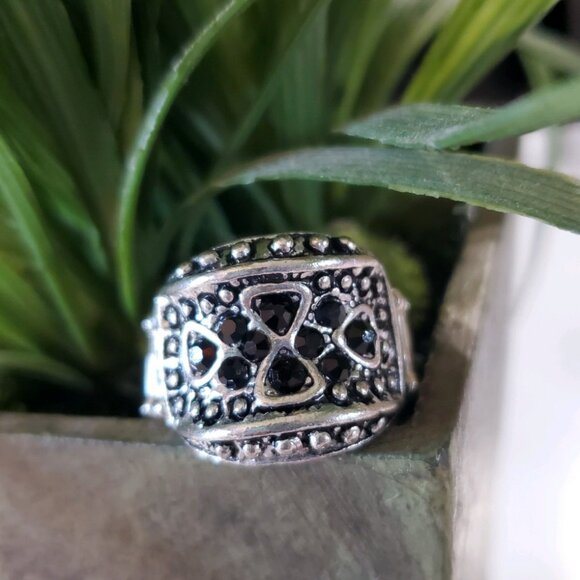 Silver Tone and Black Jewels Stretch Band Ring 💥3 for $24💥 - Picture 1 of 16